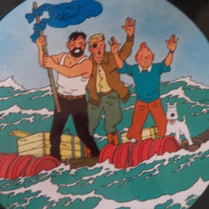 May include: A circular illustration featuring three characters and a white dog on a makeshift raft made of red barrels and wooden planks floating on a turbulent green sea. One character holds a blue flag, while the others wave their hands in the air.