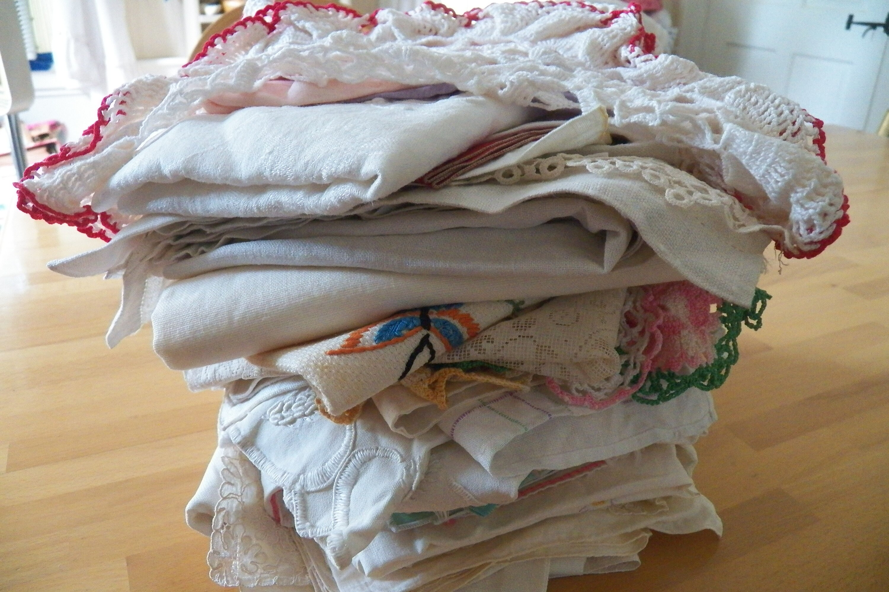 55 Piece VINTAGE LINENS LOT Embroidered & Crocheted Table