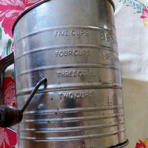 Vintage BROMWELL Five Cup Measuring Sifter - Mid Century Kitchen Decor
