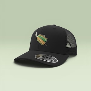 Puede incluir: Gorra de béisbol negra con parte trasera de malla y visera curva. La gorra presenta un diseño bordado colorido de un señuelo de pesca en la parte delantera. La gorra tiene el texto "110" en la parte delantera.