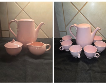 Cafetera Taylor, Smith & Taylor Pink Pebbleford de la década de 1950, con capacidad para 6 tazas o para lechera y azucarero.