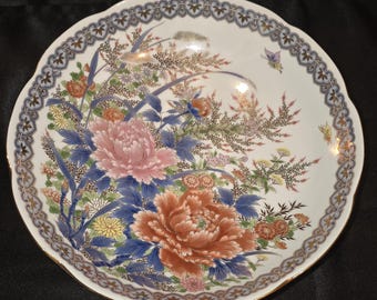 Cuenco de porcelana japonesa Shibata Toki de la década de 1970 con diseño floral de crisantemos y peonías.