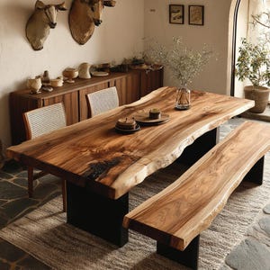 Può includere: Un grande tavolo da pranzo in legno con bordi naturali e una panca abbinata. Il tavolo e la panca hanno una forma naturale e organica e sono sostenuti da gambe in metallo nero. La stanza presenta una palette di colori neutri.
