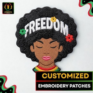 Op de afbeelding: Aangepaste borduurpatch met een zwarte vrouw met afro, het woord "FREEDOM" in het wit en bloemaccenten. De patch heeft een zwarte rand en een ontwerp met rode, gele en groene kleuren.