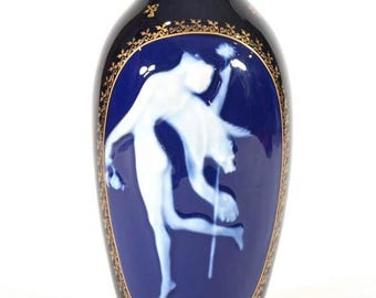 Vaso firmato Tharaud Limoges in blu cobalto con figura a cammeo bianca e dettagli dorati.