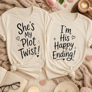 Ella es mi giro argumental, él es mi final feliz. Imprimible para parejas, marido y mujer. PNG y SVG a juego. Descarga digital instantánea.