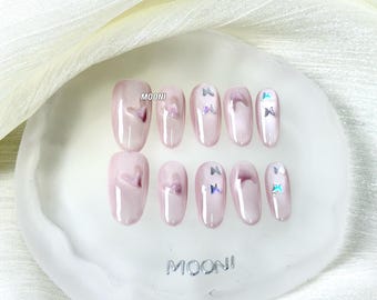 Uñas postizas Blush Butterfly: almendra mediana, corazones 3D, mariposas degradadas.