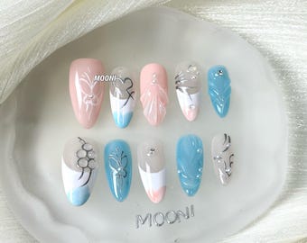 Uñas postizas Sky Lullaby: diseño floral en 3D, detalles de perlas, forma almendrada mediana.