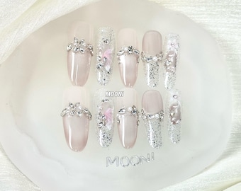 Uñas postizas Lumina Dream 3D: Almendradas largas, adornadas con cristales, estilo nupcial glamuroso.
