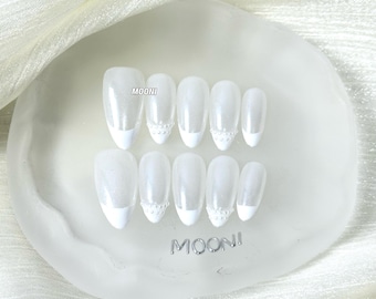 Pearl Kiss French Tip Press-On Nails with Micro-Bead Accents – Elegant Gel Manicure