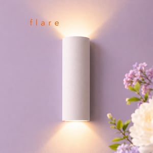 Lättmonterad vägglampa för sovrum: Mjukt varmt sken - Övermålningsbar gipsfinish, Handgjord i Storbritannien, Batteri- eller nätanslutnings-LED-alternativ