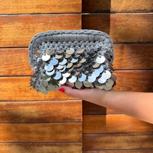 Bolso de mano de ganchillo con lentejuelas