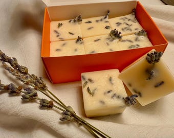 Pastillas de cera aromática Lavender By Lamplight / Pastillas de cera de soja / Acogedor aroma a lavanda, brasas y vainilla / Vertidas a mano / Fragancia para el hogar / 99 g