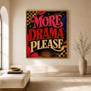 Puede incluir: Una impresión artística enmarcada con las palabras "MORE DRAMA PLEASE" en letras audaces y coloridas. La obra presenta un fondo negro con patrones florales y geométricos en rosa, dorado y verde. El marco es dorado.