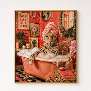 Puede incluir: Una impresión artística enmarcada que muestra un leopardo en una bañera, con una toalla rosa. El leopardo está en un baño de tonos rojos con arte enmarcado, plantas y un libro que dice "Hearty, Kold & Mingsthered."