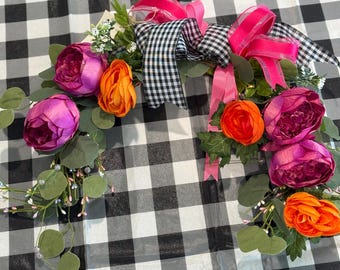 Peonie rosa e ghirlanda floreale arancione