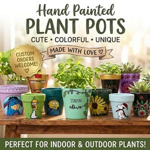 Peut inclure: Une collection de pots de fleurs peints à la main avec divers motifs dont Bourriquet, Homer Simpson, Ralph Wiggum, un tournesol, Snoopy, et des textes Stayin alive et Basil. Les pots sont disposés sur une surface en bois avec des plantes.