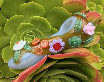 Pipa de vidrio floral hecha a mano – Pieza artesanal inspirada en la naturaleza