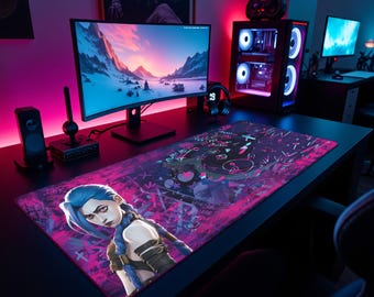 Puede incluir: Una alfombrilla de escritorio rectangular con una ilustración gráfica de un personaje de pelo azul y coletas trenzadas, sobre un fondo oscuro con patrones de estilo grafiti en rosa y morado, formas abstractas y símbolos de cruz.