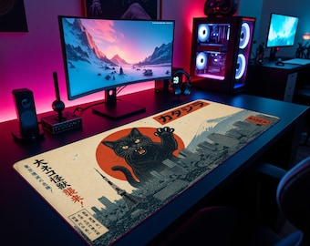 Puede incluir: Una alfombrilla de escritorio rectangular con una ilustración gráfica de un gato negro gigante sobre un horizonte urbano con un sol rojo, el monte Fuji y la Torre de Tokio. El diseño incluye caracteres japoneses y la palabra "KATAJIRA" en naranja.
