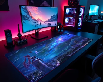 Puede incluir: Una alfombrilla de escritorio rectangular con una vibrante ilustración digital de un personaje de pelo rojo largo sentado sobre una estructura que domina un paisaje urbano nocturno azul brillante bajo un cielo estrellado, sobre un escritorio negro.