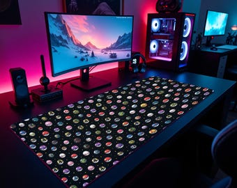 Puede incluir: Una alfombrilla de escritorio rectangular con un patrón repetitivo de varios dispositivos esféricos coloridos para capturar criaturas sobre un fondo negro, colocada sobre una superficie de escritorio oscura frente a un monitor y una torre de juego.