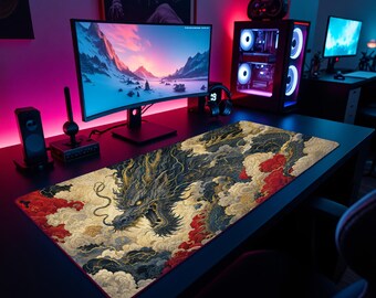 Puede incluir: Una alfombrilla de escritorio rectangular con una ilustración detallada de un dragón rodeado de nubes arremolinadas en tonos negro, dorado y rojo. La alfombrilla está colocada sobre un escritorio oscuro frente a un monitor y una torre de juego.