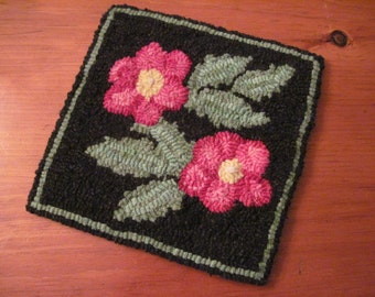 8" x 8" Linen Hooked Rug Pattern - "Popham Beach Roses" - Trivet