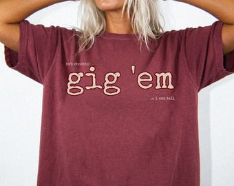 テキサス・アギー・ギグ・エム・ゲームデーTシャツ、マルーンカラーのカレッジフットボールファンTシャツ