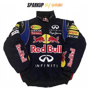 Puede incluir: Chaqueta de carreras Red Bull azul marino con múltiples logotipos de patrocinadores, incluidos Infiniti y Pepe Jeans. La chaqueta presenta detalles en rojo y amarillo, con el logotipo de Red Bull en la parte delantera y las mangas. Cierre de cremallera completo.