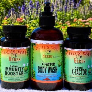Puede incluir: Dos frascos de plástico ámbar oscuro y un frasco con bomba ámbar etiquetados como God's Way Herbs. El frasco izquierdo es Natural Immunity Booster 2000mg, el central es X-Factor Body Wash 8 ounces y el derecho es Natural X-Factor 2000mg.