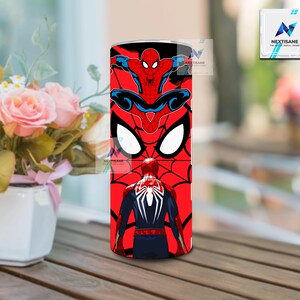 Puede incluir: Un vaso cil&iacute;ndrico con un dise&ntilde;o de Spider-Man en rojo, negro y azul. El dise&ntilde;o incluye m&uacute;ltiples ilustraciones de Spider-Man y un fondo de telara&ntilde;a. El vaso es probablemente de acero inoxidable.
