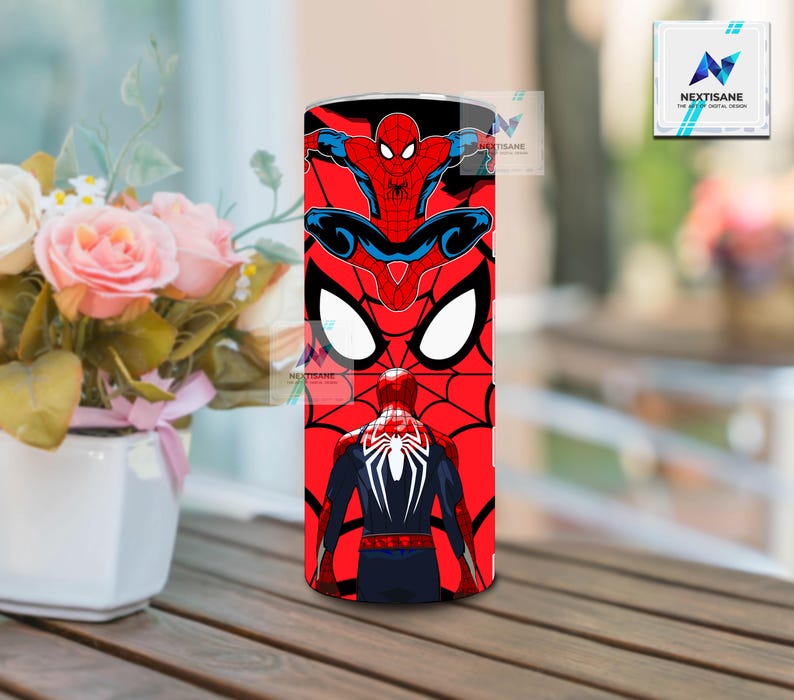 Puede incluir: Un vaso cil&iacute;ndrico con un dise&ntilde;o de Spider-Man en rojo, negro y azul. El dise&ntilde;o incluye m&uacute;ltiples ilustraciones de Spider-Man y un fondo de telara&ntilde;a. El vaso es probablemente de acero inoxidable.