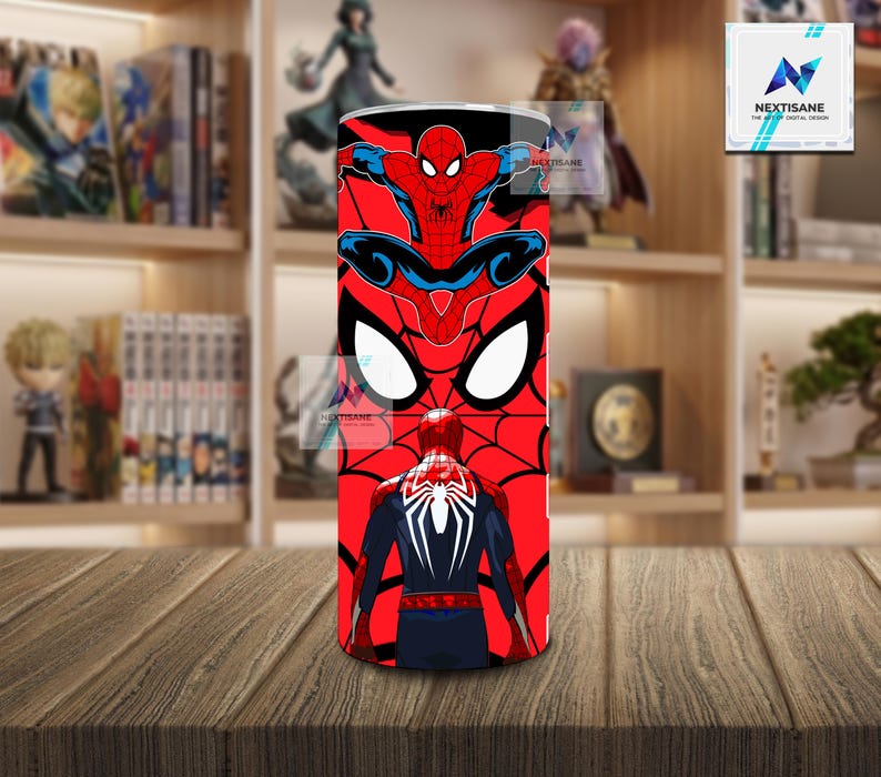 Puede incluir: Un vaso rojo y negro con gr&aacute;ficos de Spider-Man. El dise&ntilde;o incluye m&uacute;ltiples im&aacute;genes de Spider-Man, un patr&oacute;n de telara&ntilde;a y la m&aacute;scara ic&oacute;nica del personaje. El vaso cil&iacute;ndrico parece ser de acero inoxidable.