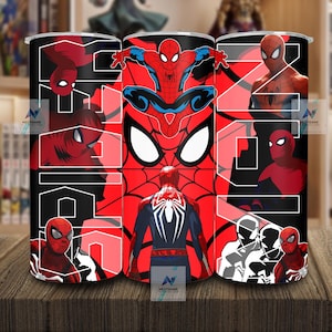 Puede incluir: Un juego de tres vasos de acero inoxidable con un dise&ntilde;o de Spider-Man. El dise&ntilde;o incluye varias ilustraciones de Spider-Man en acci&oacute;n, sobre un fondo rojo y negro. Los vasos son cil&iacute;ndricos y aptos para bebidas.