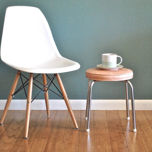 Mid-Century Stool | Pearl Wick Pink Stool