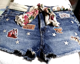 Letar du efter en cowboy? Dessa återvunna jeansshorts kan hjälpa dig. Det finns en lapp på dem som hjälper.
