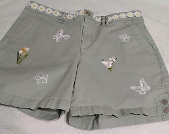 One of a kind light green Gloria Vanderbilt burmuda shorts.