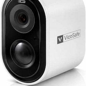 以下が含まれることがあります： 白く円筒形の防犯カメラ。黒いレンズと「VicoSafe」の文字があります。モダンなデザインで、家庭やビジネスでの監視に適しています。広角レンズと内蔵マイクを備えています。
