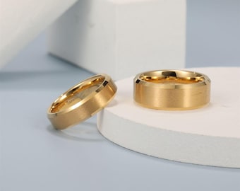 Anillo/alianza de boda de carburo de tungsteno: chapado en oro mate cepillado, anillo de ajuste cómodo.