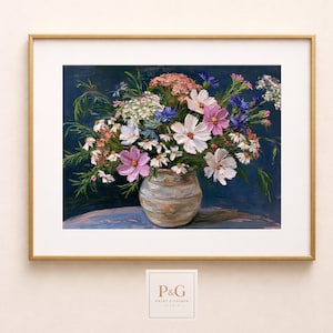 Könnte beinhalten: Ein gerahmtes Ölgemälde, das einen Strauß aus weißen, rosa und blauen Wildblumen in einer beigen Keramikvase vor einem dunkelblauen Hintergrund zeigt. Das Kunstwerk ist in einem dünnen Goldrahmen und trägt den Text P&G PRINT & GATHER STUDIO.