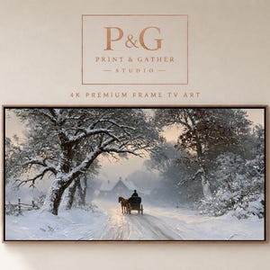 Puede incluir: Una pantalla de arte digital rectangular que muestra una pintura de paisaje invernal con un carruaje tirado por caballos en un camino nevado entre árboles y una casa a lo lejos. El texto P&G PRINT & GATHER STUDIO 4K PREMIUM FRAME TV ART está arriba.