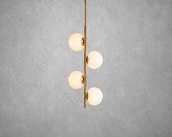 Luminária pendente moderna em latão com globo | Lustre de 4 lâmpadas em vidro opalino | Luminária de teto de luxo estilo meados do século | Ideal para sala de jantar e escada
