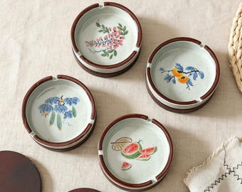 Ceramiczna popielniczka malowana ręcznie na zamówienie – sztuka olejna w stylu vintage, drewniana pokrywka, grawerowane logo