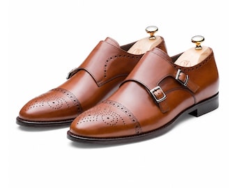 Sapatos masculinos sob medida, feitos à mão, em couro marrom, com fivela dupla. Calçados formais personalizados.