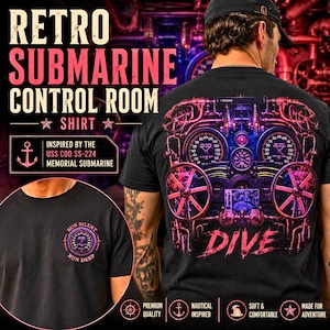 Puede incluir: Una camiseta negra con un gráfico de la sala de control de un submarino con indicadores, válvulas y la palabra DIVE en la espalda. El pecho muestra un gráfico circular más pequeño con el texto RUN SILENT RUN DEEP.