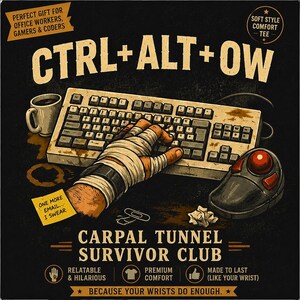 以下が含まれることがあります： 「CTRL+ALT+OW」の文字とキーボードのイラストが描かれた黒いグラフィックTシャツ。包帯を巻いた手、マウス、「Carpal Tunnel Survivor Club」の文字がデザインされています。このTシャツは、面白く、長持ちすると説明されています。