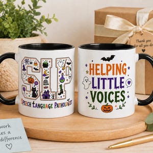 Peut inclure: Deux mugs en céramique blanche avec des poignées et des bords noirs. L'un des mugs présente "SLP" avec des graphiques sur le thème d'Halloween et le texte "Speech Language Pathologist". L'autre mug dit "Helping Little Voices" avec une chauve-souris, un fantôme et une citrouille.