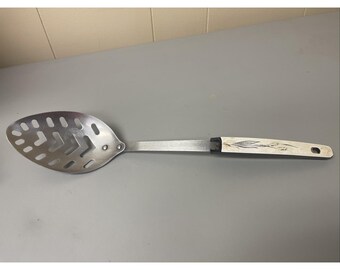 Cuchara de servir ranurada de acero inoxidable MCM ASHTON vintage de 30 cm (12") con diseño de trigo, fabricada en Japón.