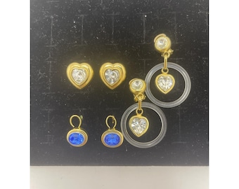 Set vintage di 3 orecchini a clip a forma di cuore con pietre blu, tutti nei toni dell'oro.